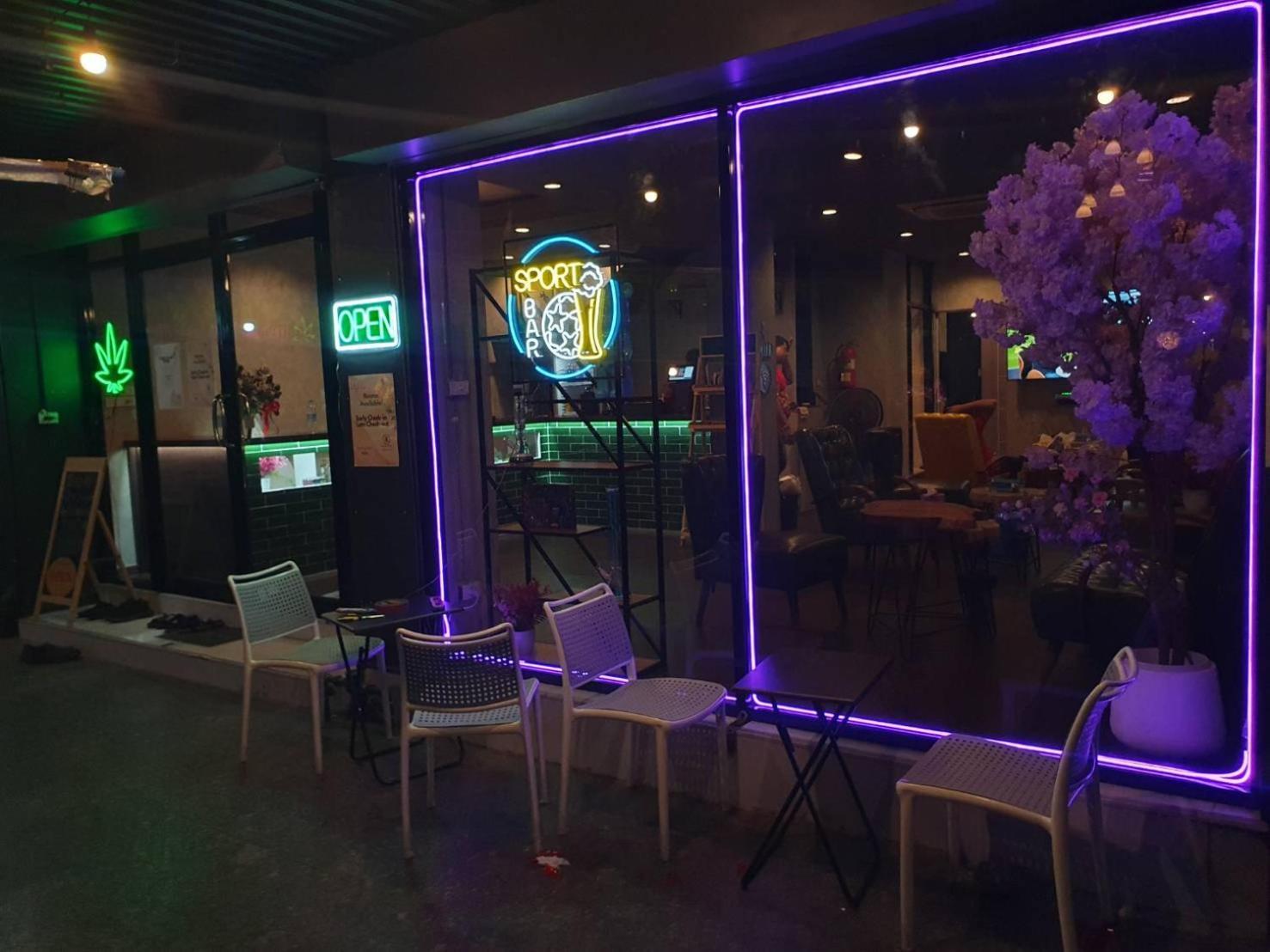 Bud Brew Beyond Dispensary And Hotel Bangkok Extérieur photo