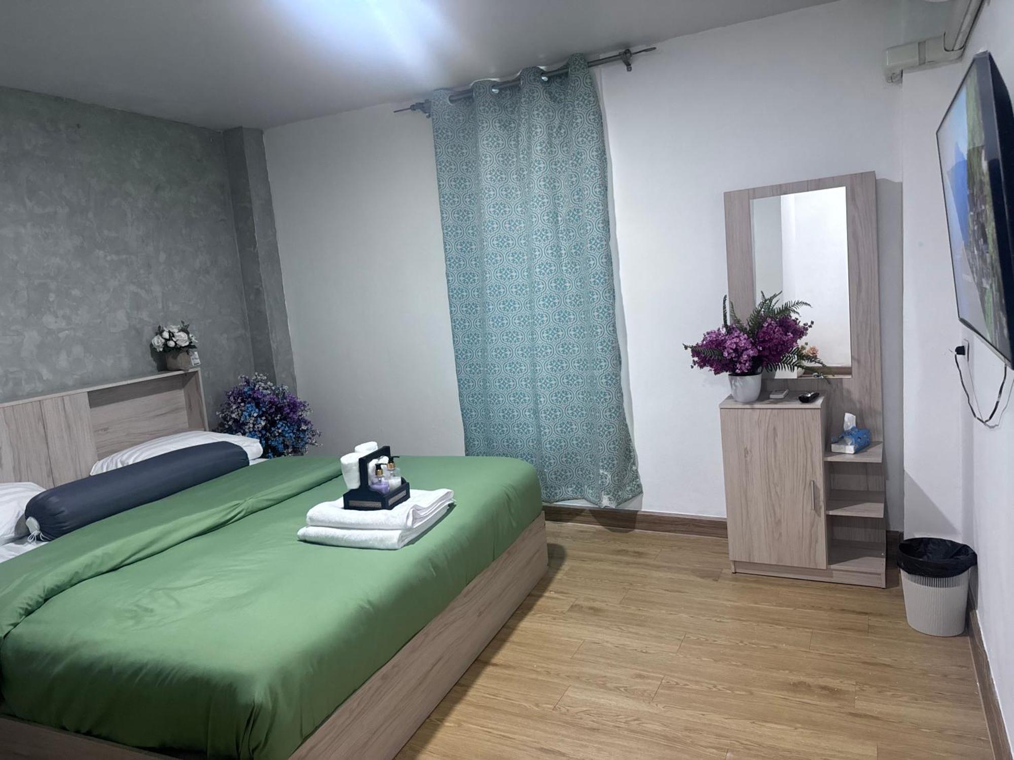 Bud Brew Beyond Dispensary And Hotel Bangkok Extérieur photo