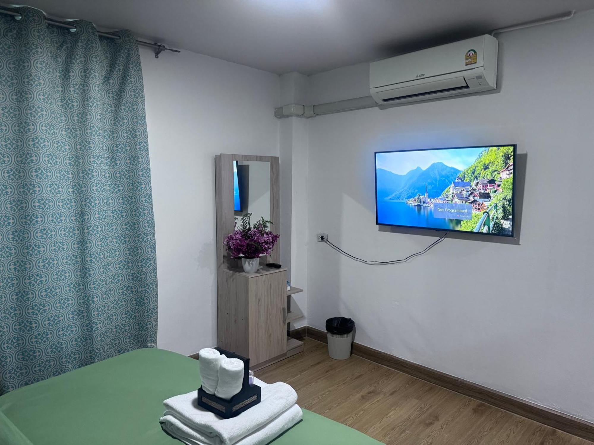 Bud Brew Beyond Dispensary And Hotel Bangkok Extérieur photo
