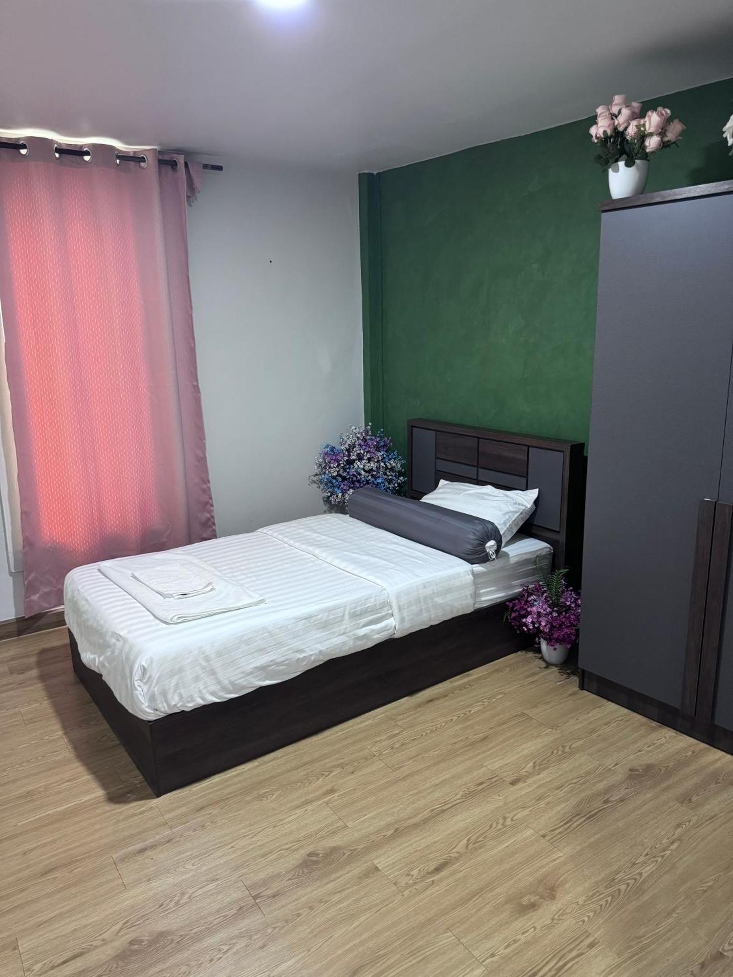 Bud Brew Beyond Dispensary And Hotel Bangkok Extérieur photo
