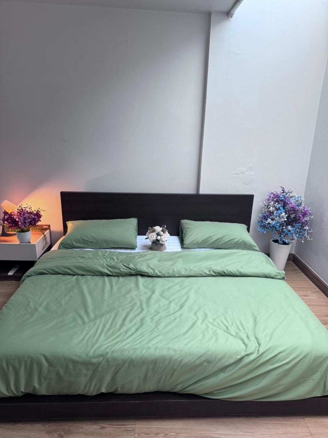 Bud Brew Beyond Dispensary And Hotel Bangkok Extérieur photo