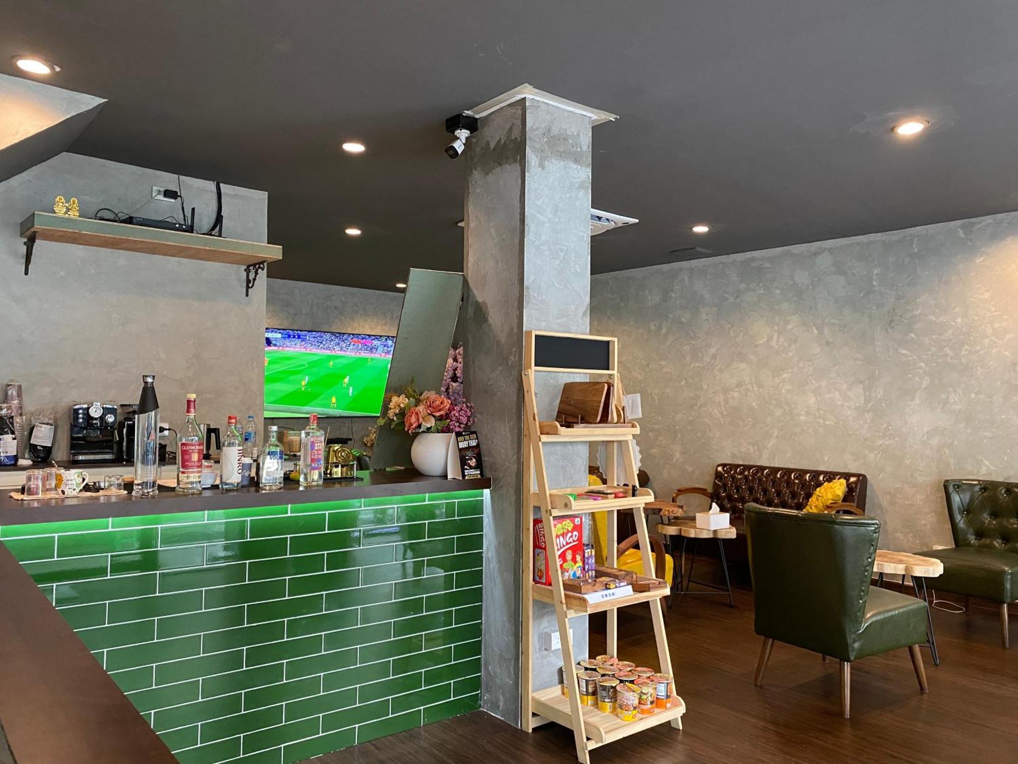 Bud Brew Beyond Dispensary And Hotel Bangkok Extérieur photo