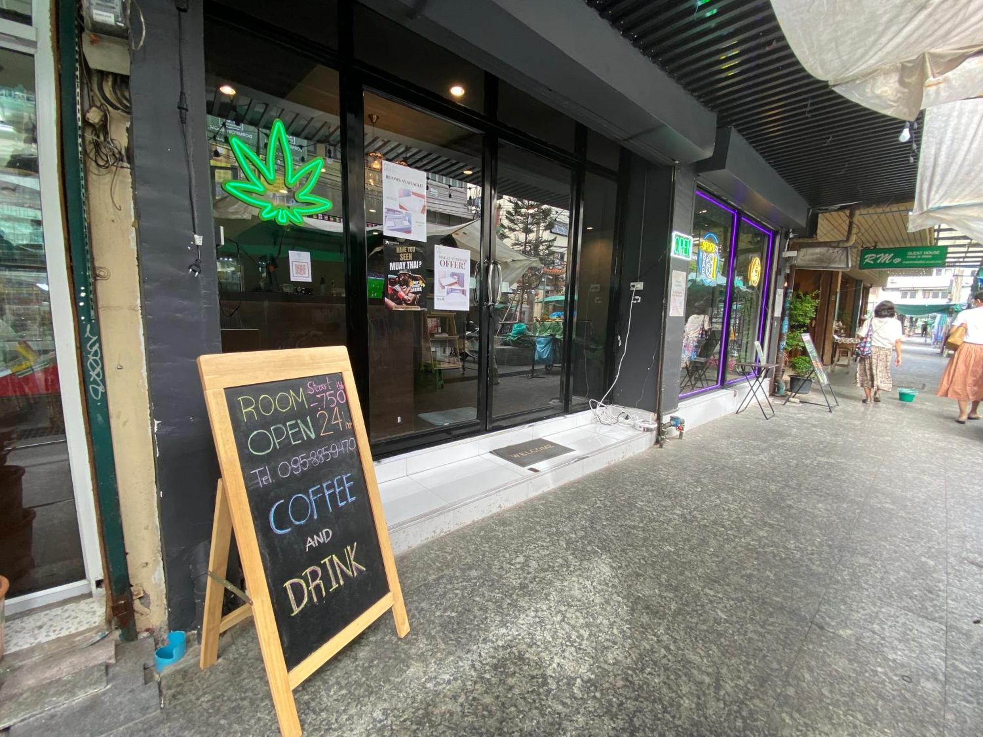 Bud Brew Beyond Dispensary And Hotel Bangkok Extérieur photo