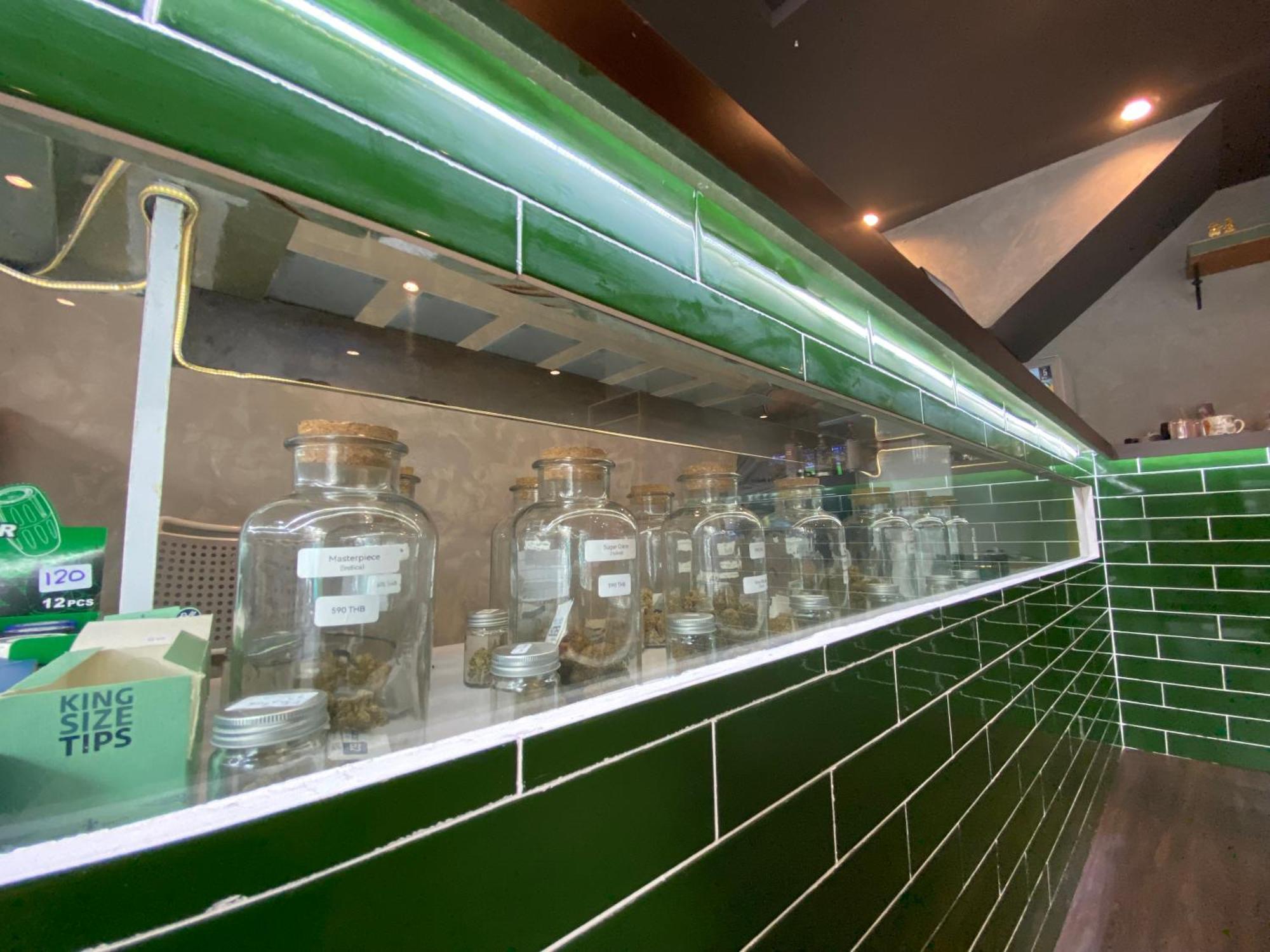 Bud Brew Beyond Dispensary And Hotel Bangkok Extérieur photo