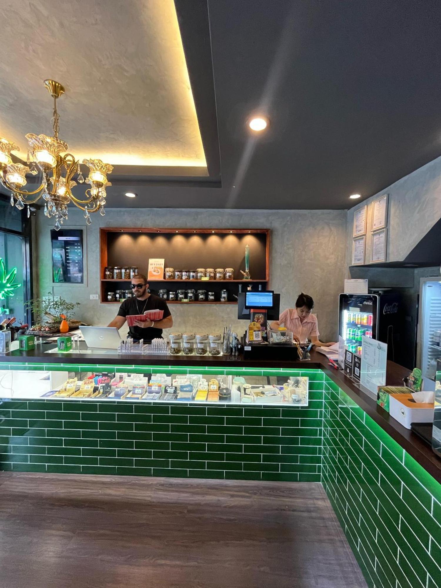 Bud Brew Beyond Dispensary And Hotel Bangkok Extérieur photo