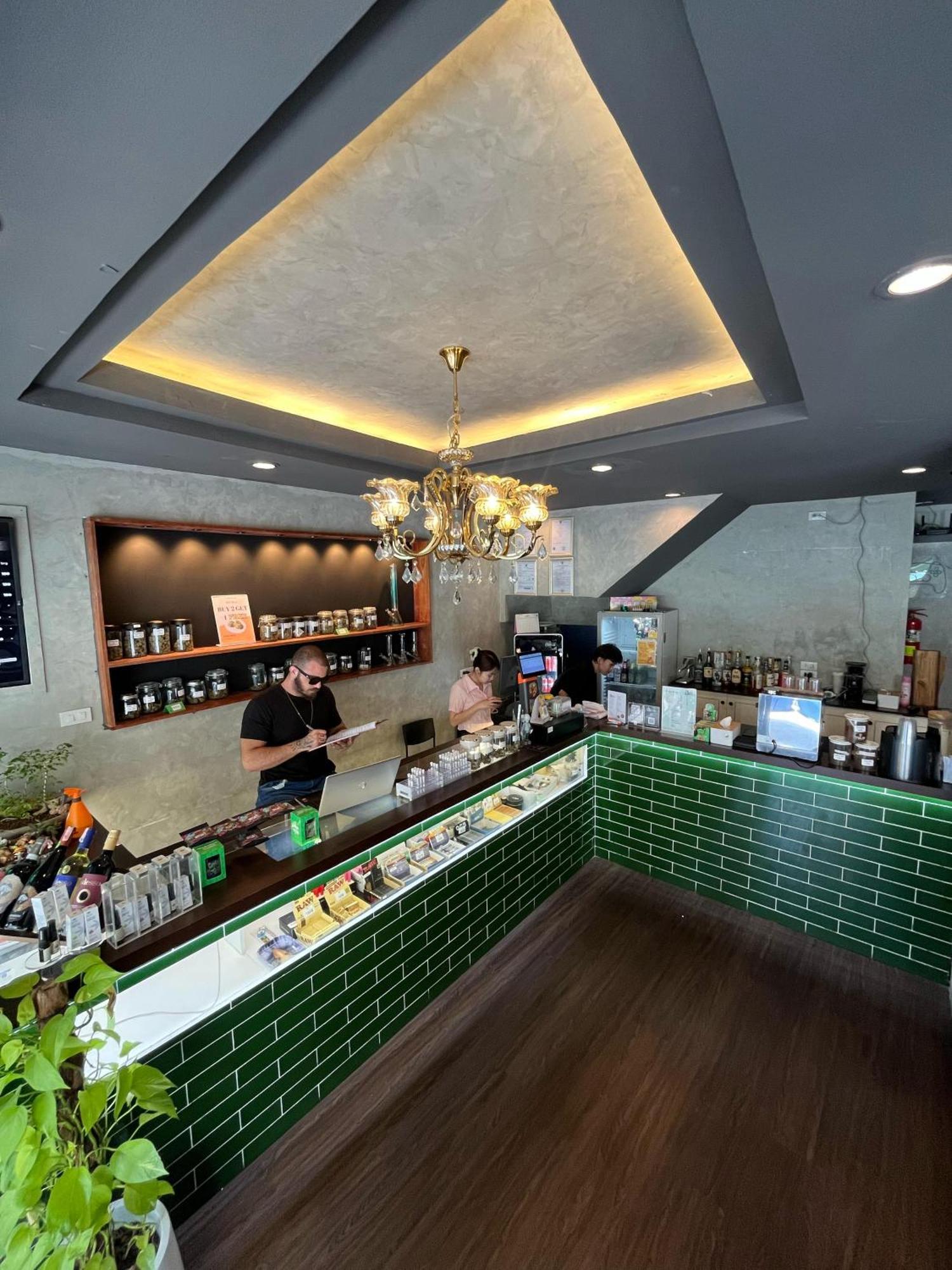 Bud Brew Beyond Dispensary And Hotel Bangkok Extérieur photo