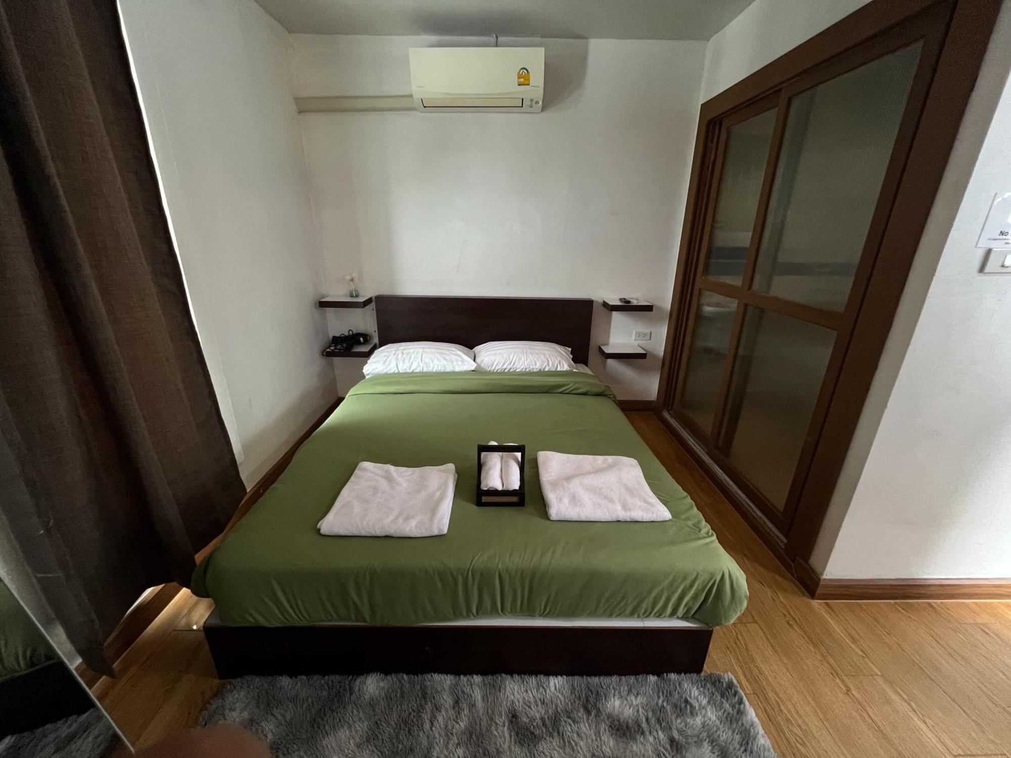 Bud Brew Beyond Dispensary And Hotel Bangkok Extérieur photo
